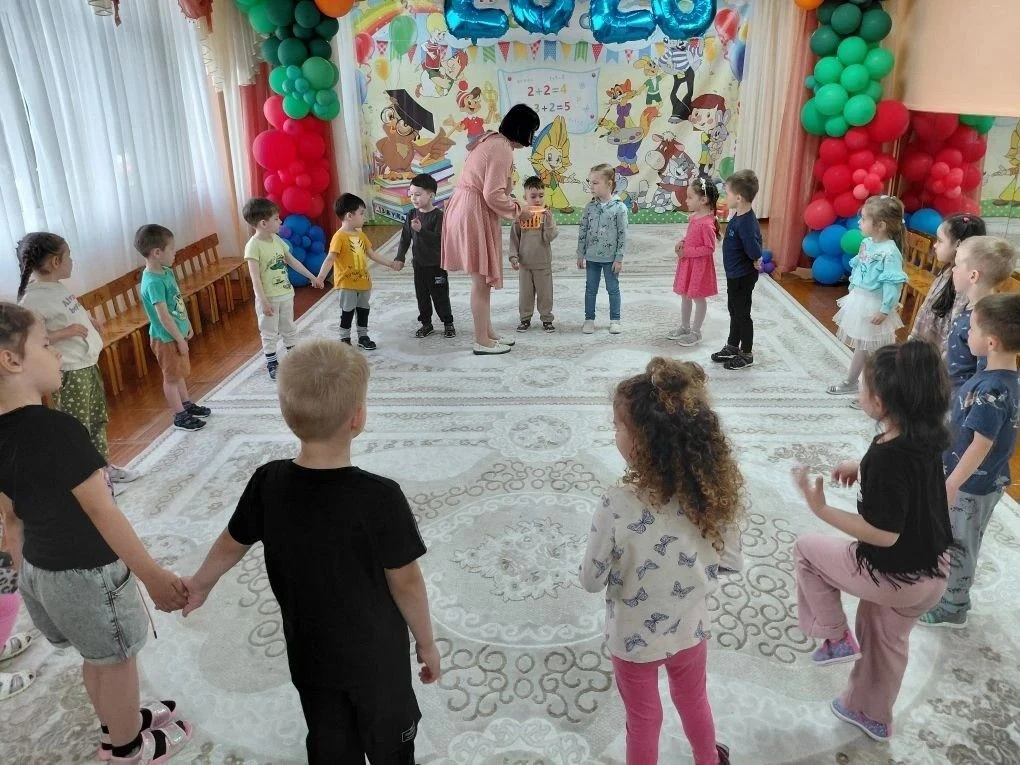 В один из первых летних, теплых дней,
Когда повсюду ярко солнце светит,
Отметим День защиты всех дет