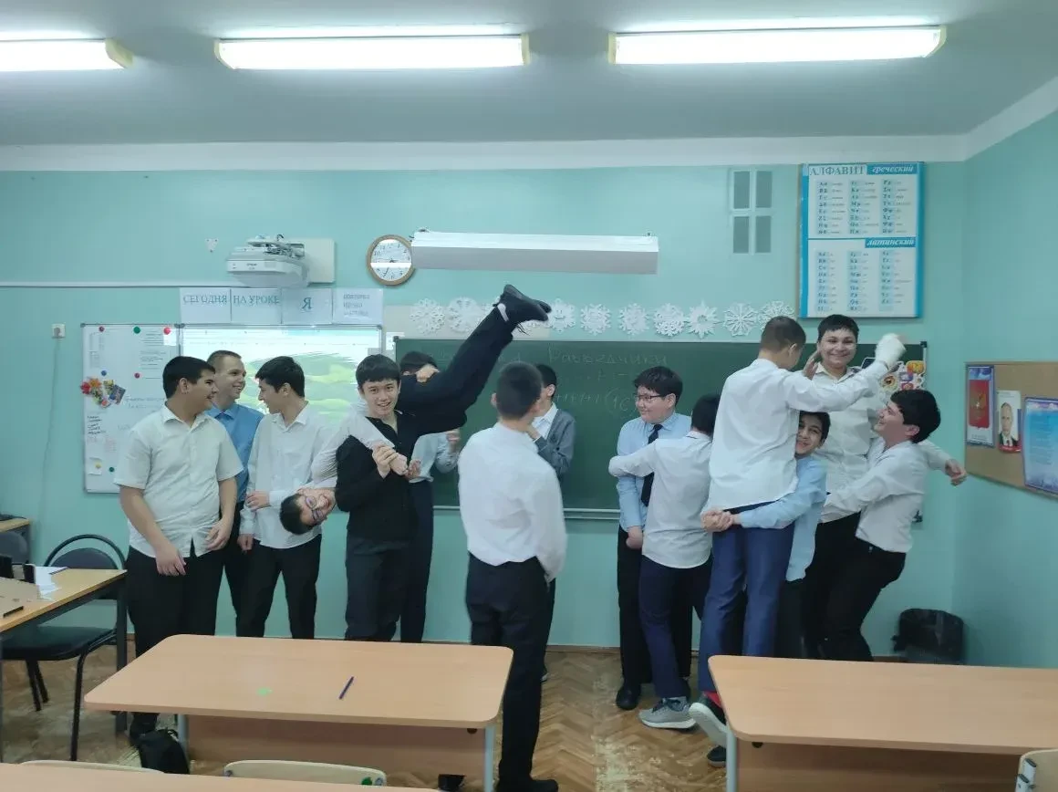 27 февраля в 7В классе прошло КТД "А ну-ка, мальчики!", посвящённое Дню Защитника Отечества.   2 ком