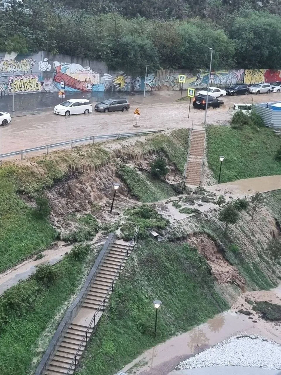 Владивосток буквально тонет из-за мощного наводнения: потоки воды смывают тротуары и ле...