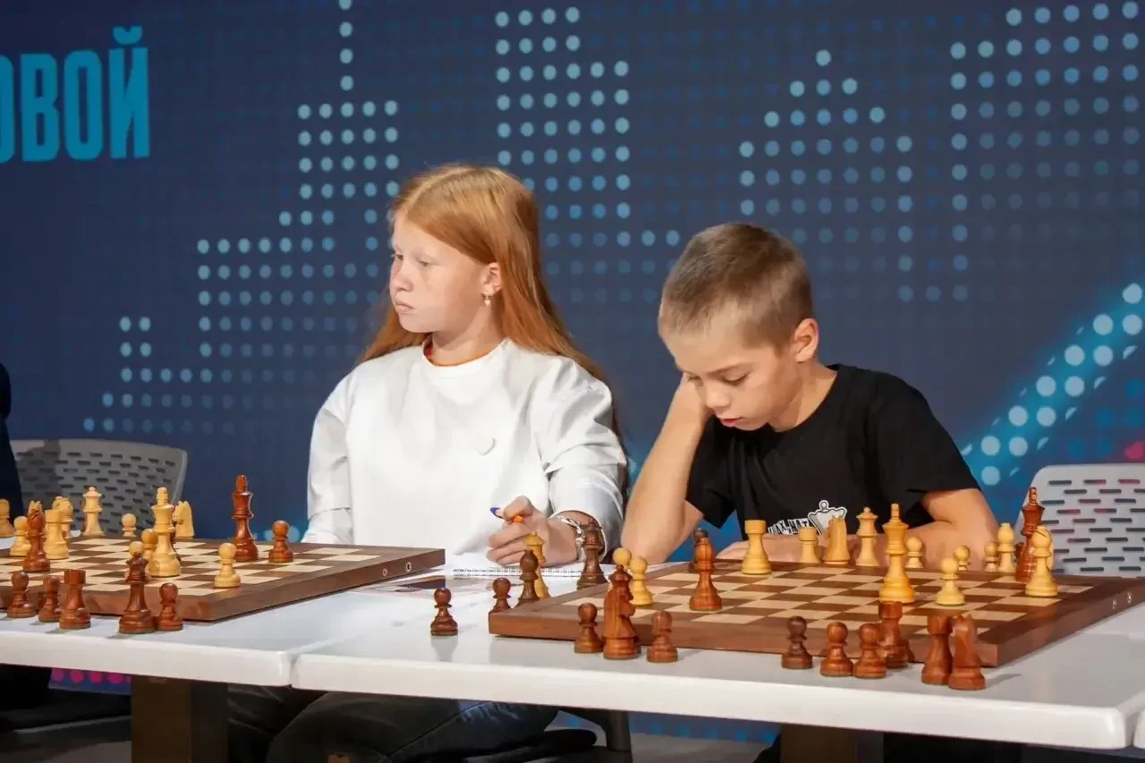 Юный уярец за доской с чемпионом мира