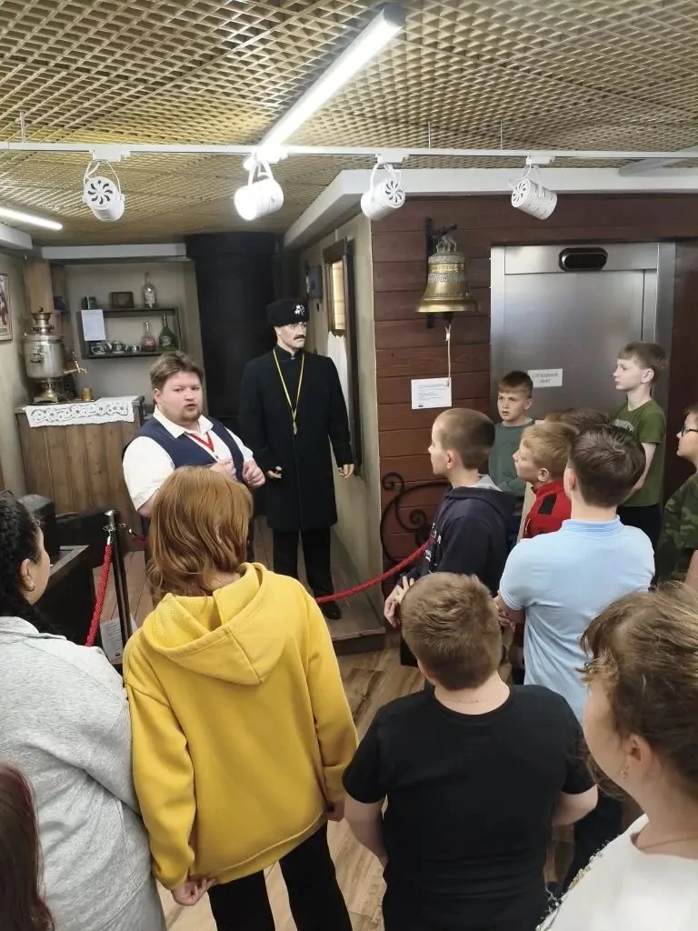 🚂 Путешествие в мир железных дорог: экскурсия пятиклассников в Центр исторического наследия ЮУЖД🚂  У