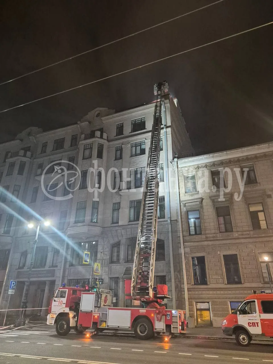 Движение возле здания журфака СПбГУ перекрыли — у дома №26 установили пожарную лестницу