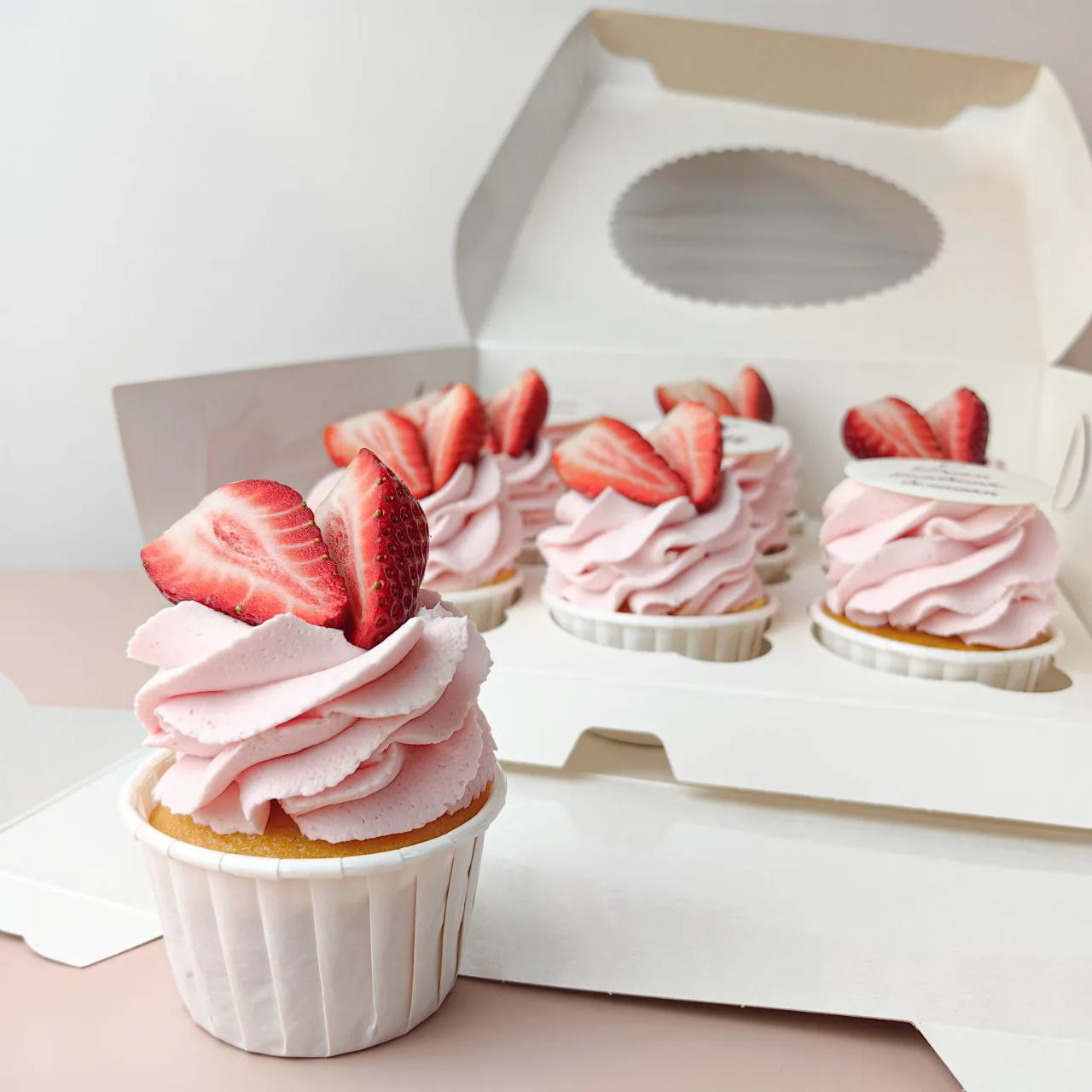 Капкейк - cupcake - чашечный торт

Название происходит от способа измерения ингредиентов — сахара, м