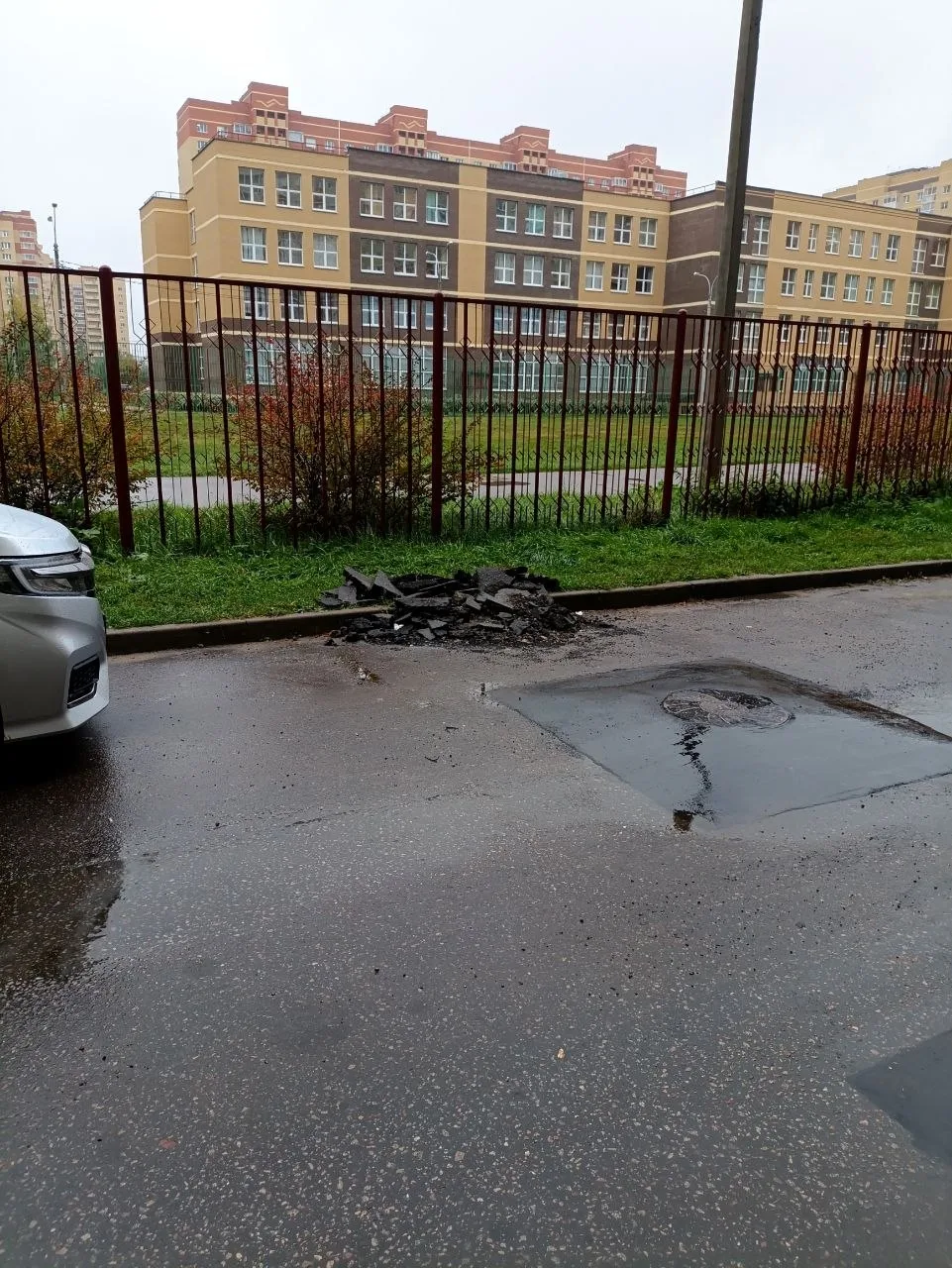 На Молодежной 1 заделали люки, но не убрали за собой старый асфальт, - обратила внимани...
