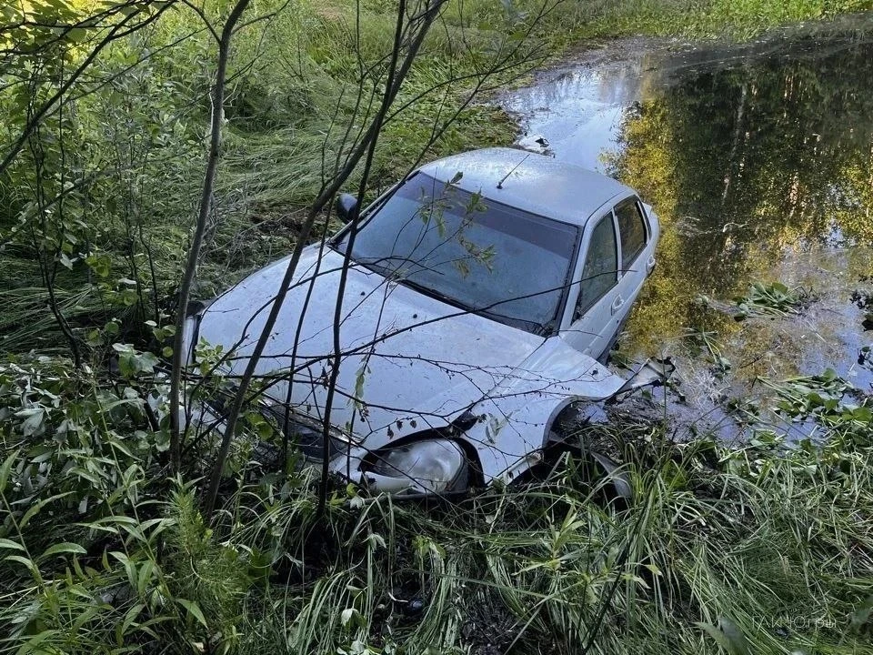 😱 Водитель уснул за рулём авто и скатился в реку на трассе Сургут — Нижневартовск