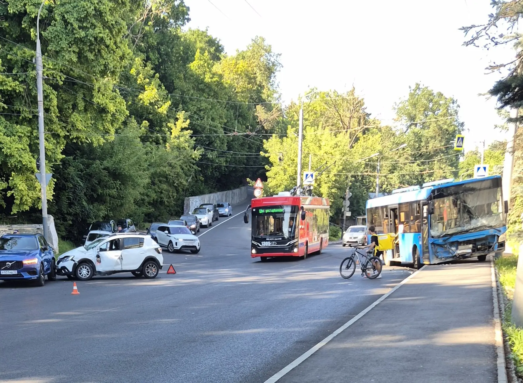 В Брянске автобус вылетел на тротуар после массового ДТП