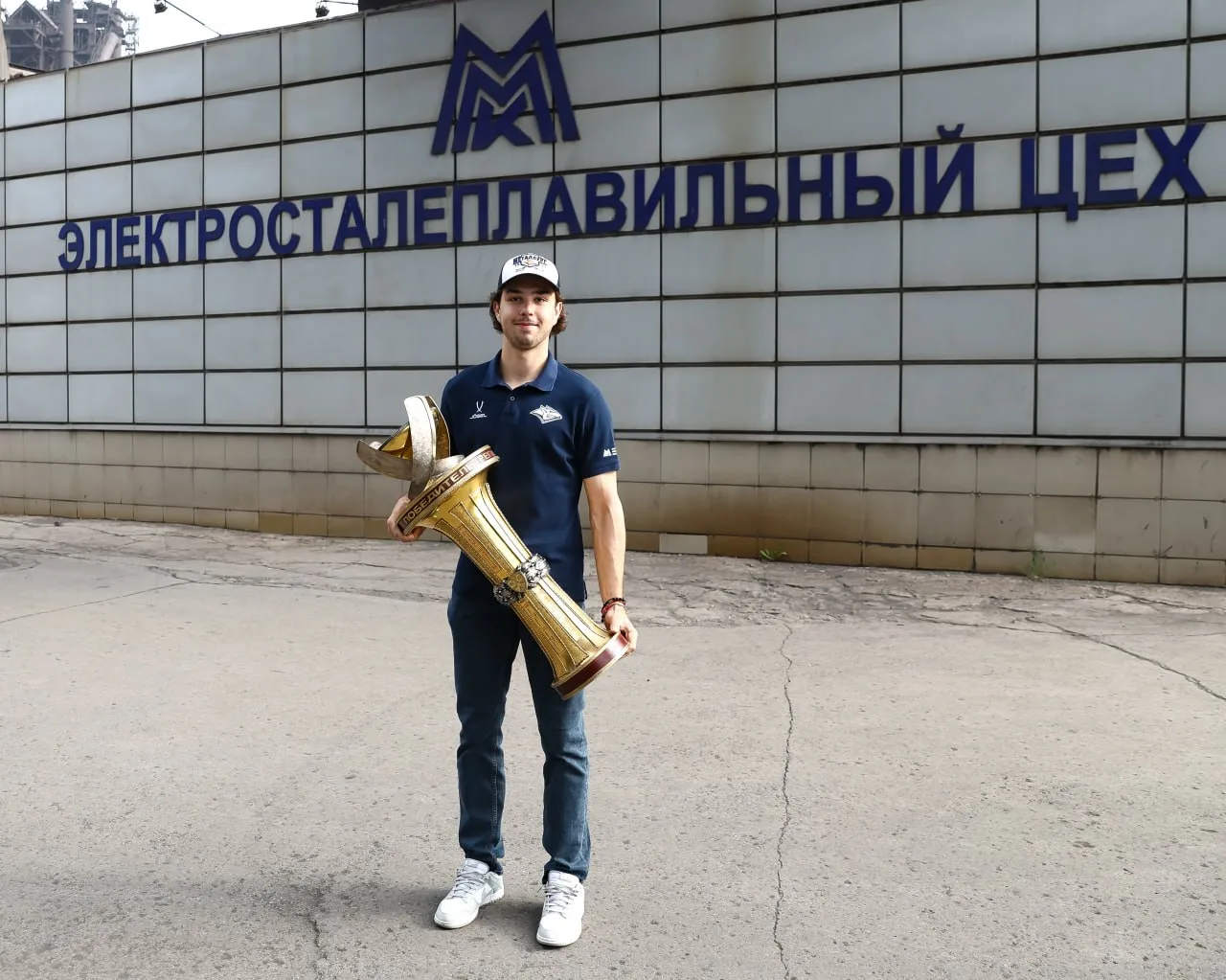 Сегодня Михаил Фёдоров вместе с Кубком Континента приехал в новую локацию — Электросталеплавильный ц
