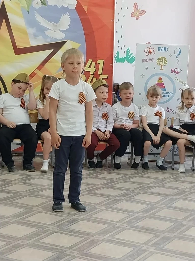 Наши дошколята тоже стали частью всенародного шествия «Бессмертный полк». Совсем ещё де...