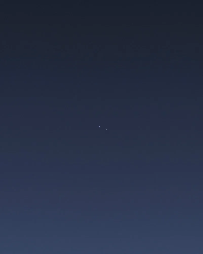 Наше общее фото с вами, а точнее снимок Земли и Луны с орбиты Сатурна ✨