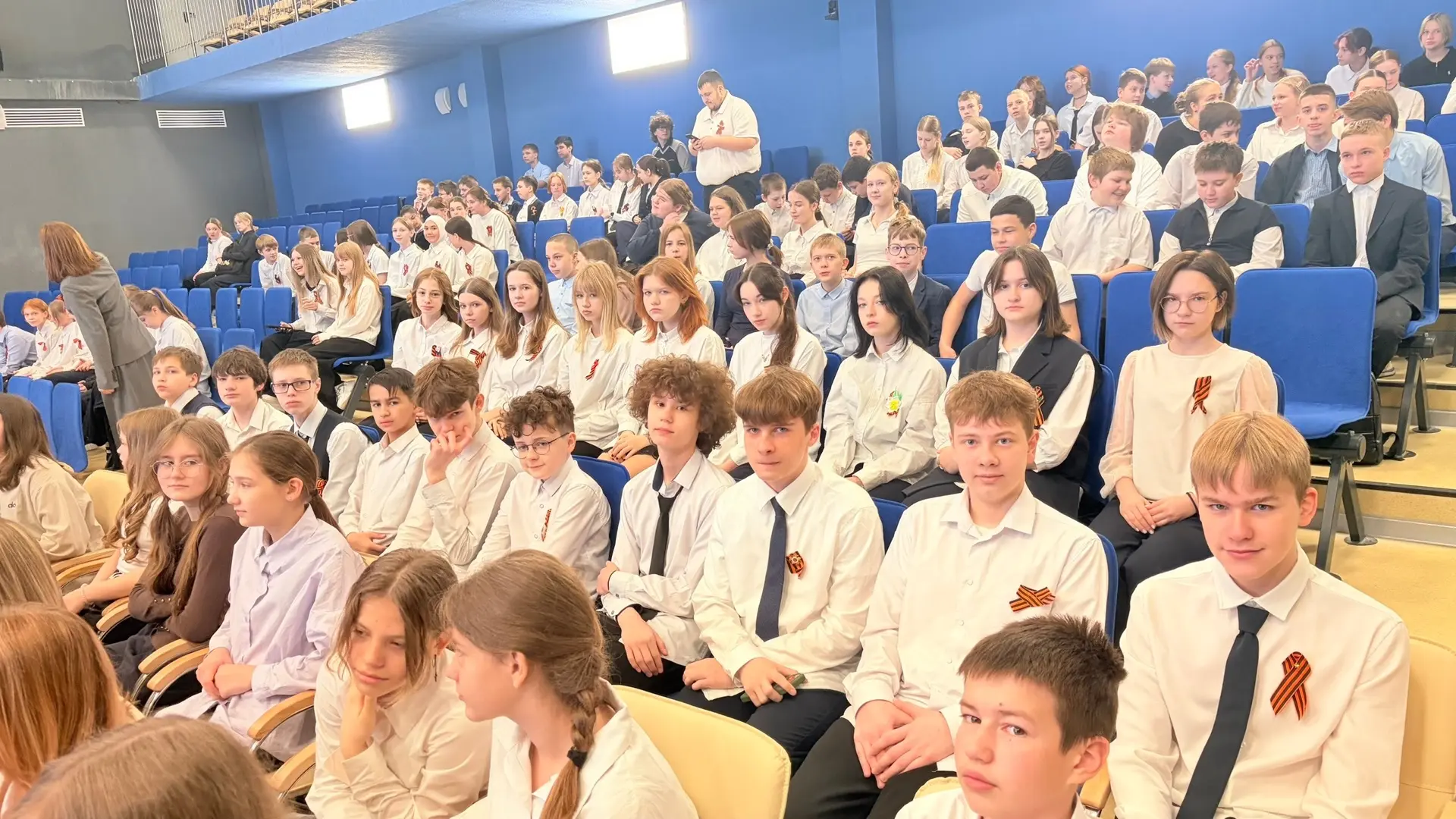 📚 Начинаем новую учебную неделю! Традиционно звучит гимн России, мы поднимаем флаг нашей великой мно
