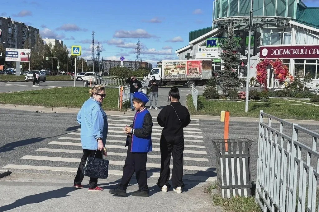🚸 Школьники Тобольска провели акцию на пешеходном переходе