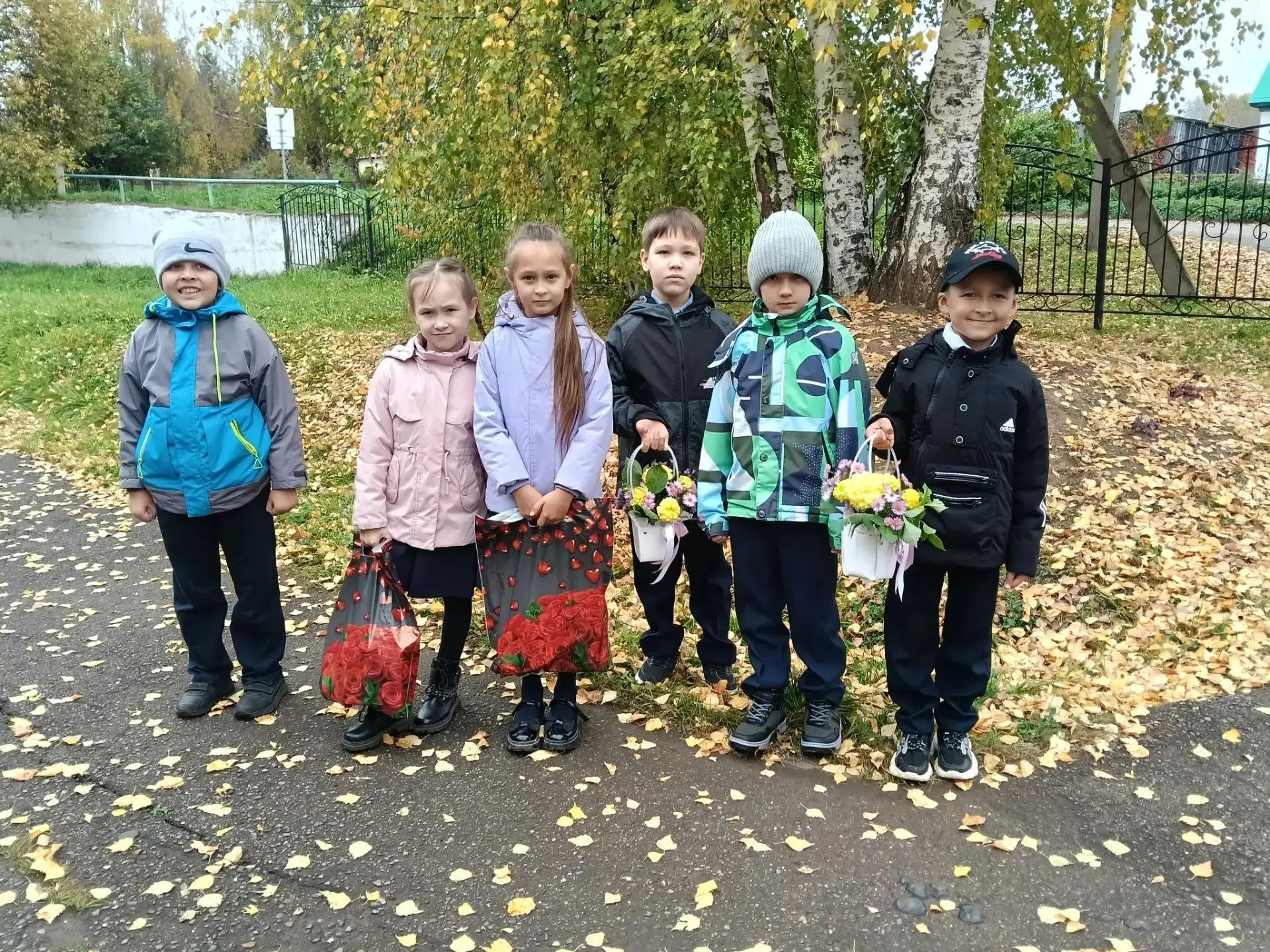 ❤️Сегодня учителя и учащиеся от лица всей нашей школы  поздравили бывших сотрудников,  ...