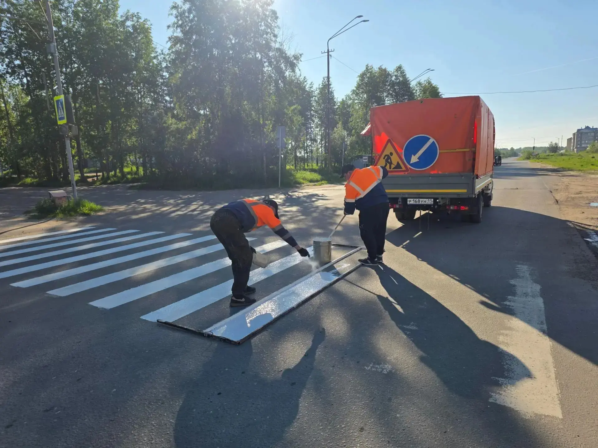Друзья, сегодня начались работы по обновлению дорожной разметки на пешеходных переходах.

Пока брига