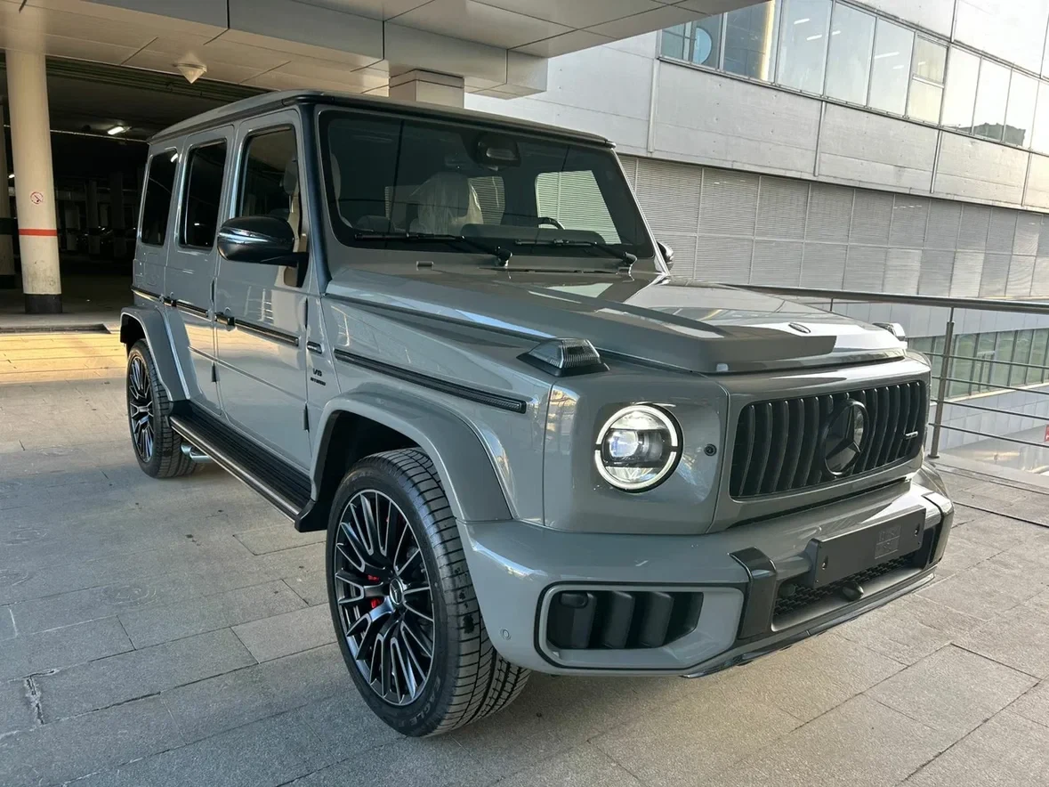 Mercedes-Benz G AMG 63 AMG 4.0 бензин 2026 (серый на белом)