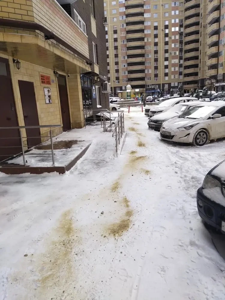Уважаемые собственники!❄️  С раннего утра управляющая компания выполняет работы по уборке придомовой