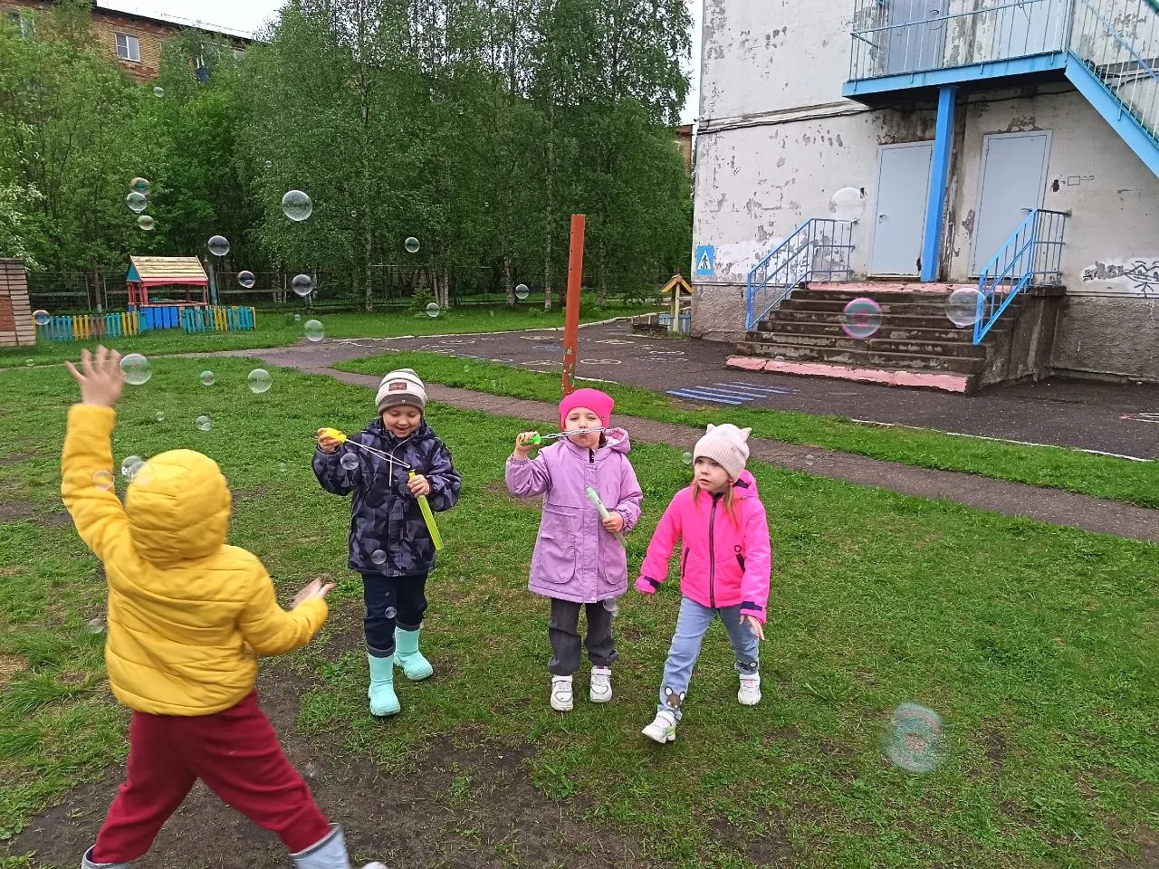 «Пасмурная погода не помеха для мыльных пузырей".