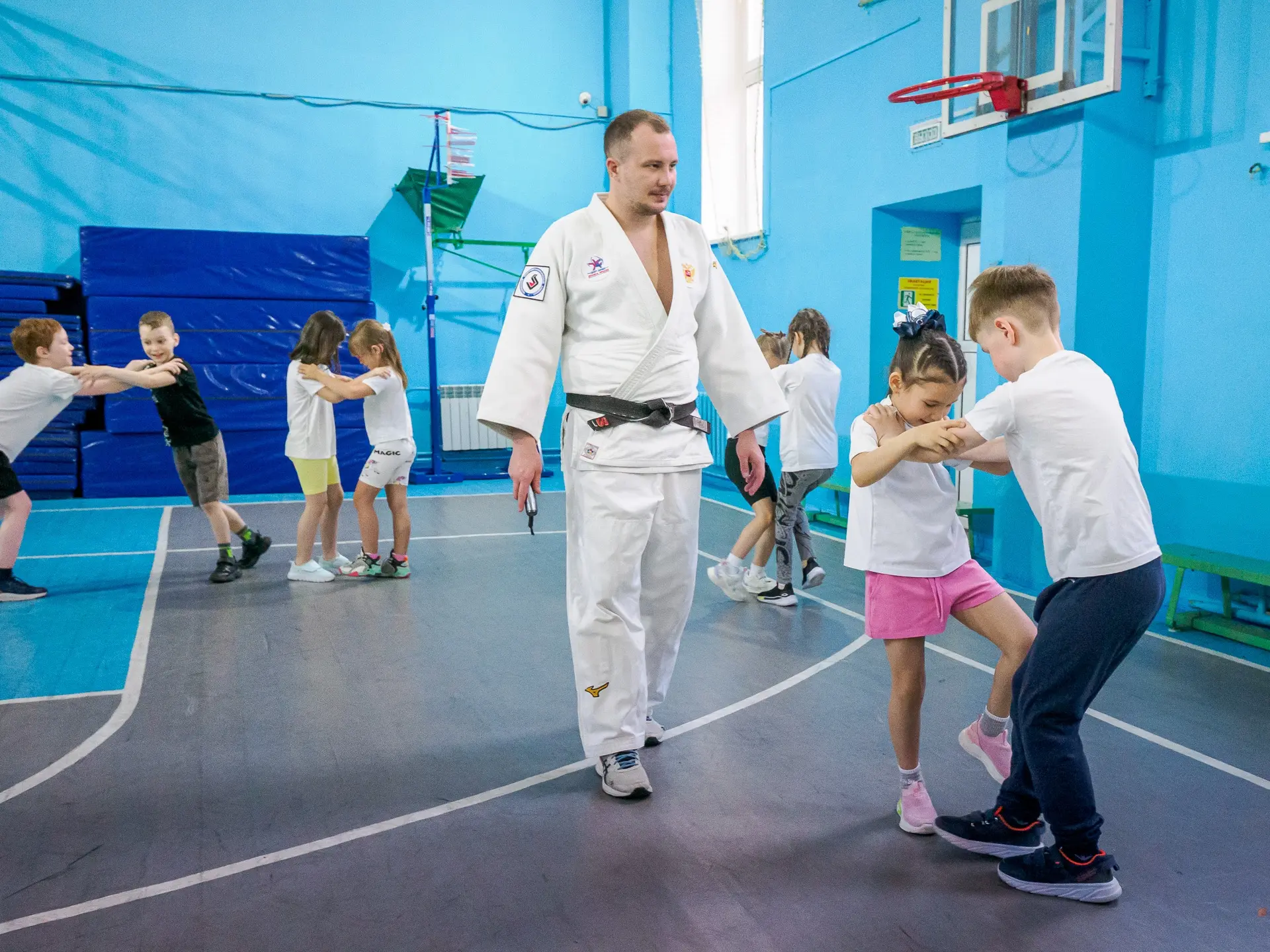 🥋 Путь к победам: юные спортсмены получили свой первый пояс по дзюдо