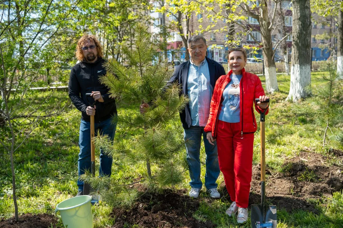 🌳 Коллектив детской областной больницы присоединился к озеленению Южно-Сахалинска  На территории мед