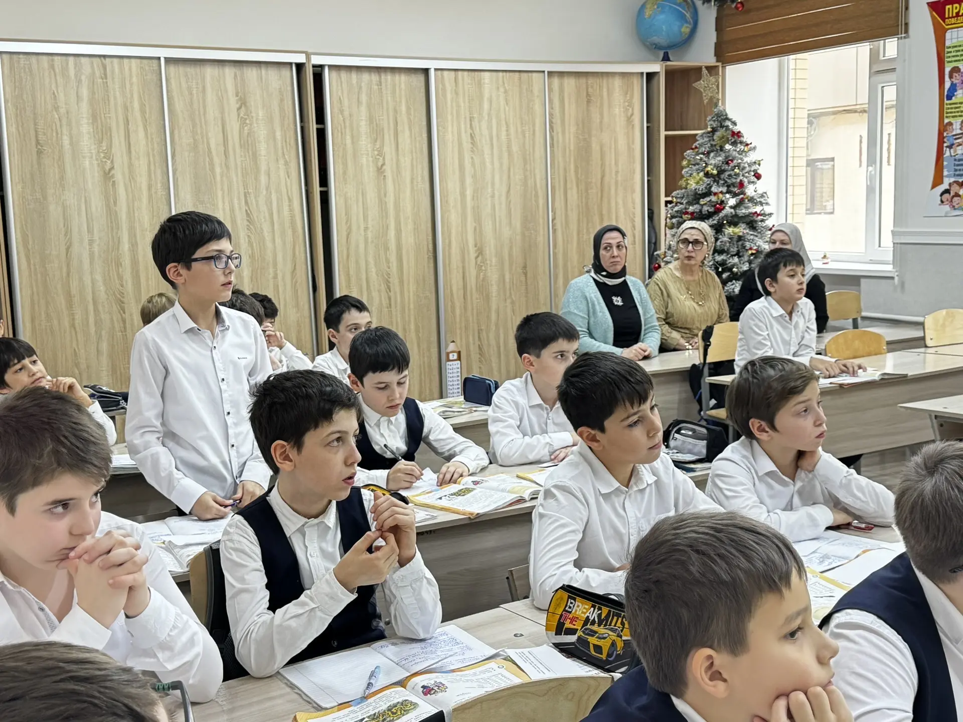 Выпускной акт начальной школы! 🎓 Четвертые классы поставили эффектную точку в Году начальной школы с