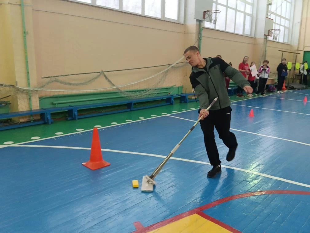 🏃‍♂️ 13 декабря в школе №145 прошли весёлые старты «Мама, папа, я — спортивная семья». Все фотографи