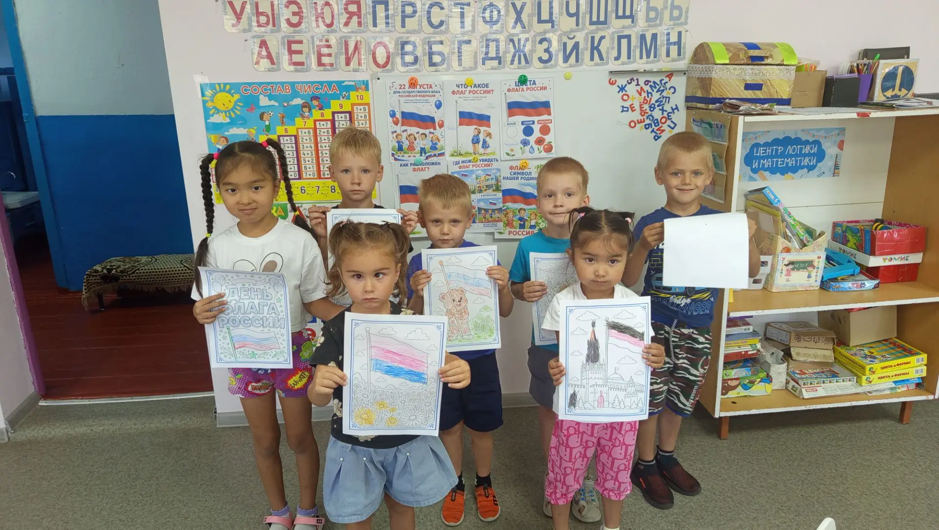 Утро в группе началось с сюрпризного момента. На видном месте появился большой макет Го...