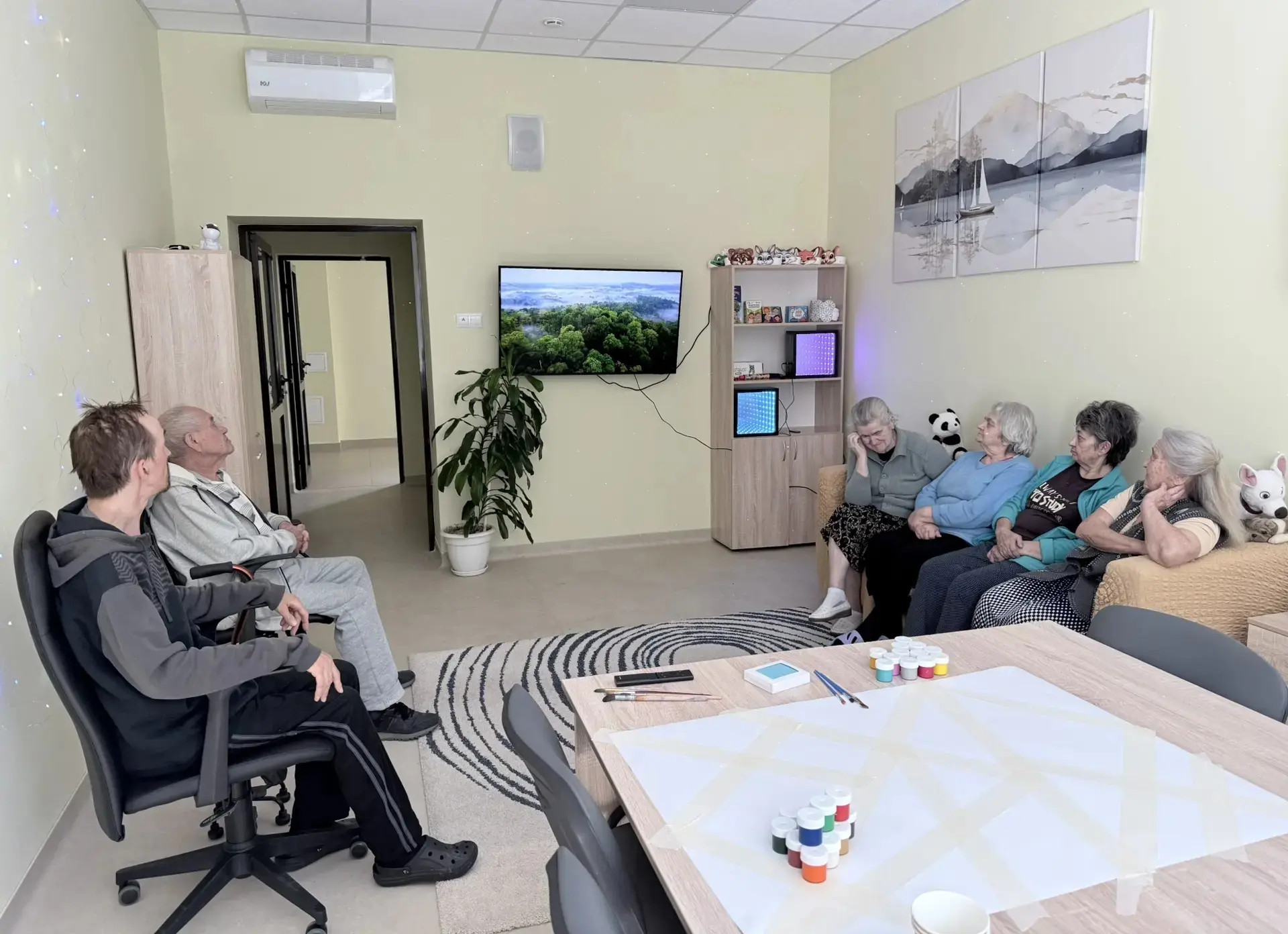 В  «Доме Заботы»🏡 сегодня прошел терапевтический сеанс  «Летнее настроение»🔆🍦🪲🪷. П...
