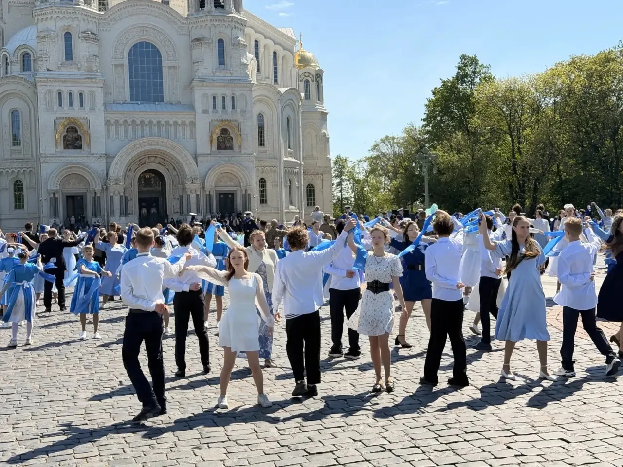 💫 КРОНШТАДТСКИЙ ВАЛЬС  Сегодня, 23 мая, на Якорной площади Кронштадта звучала музыка, кружились пары