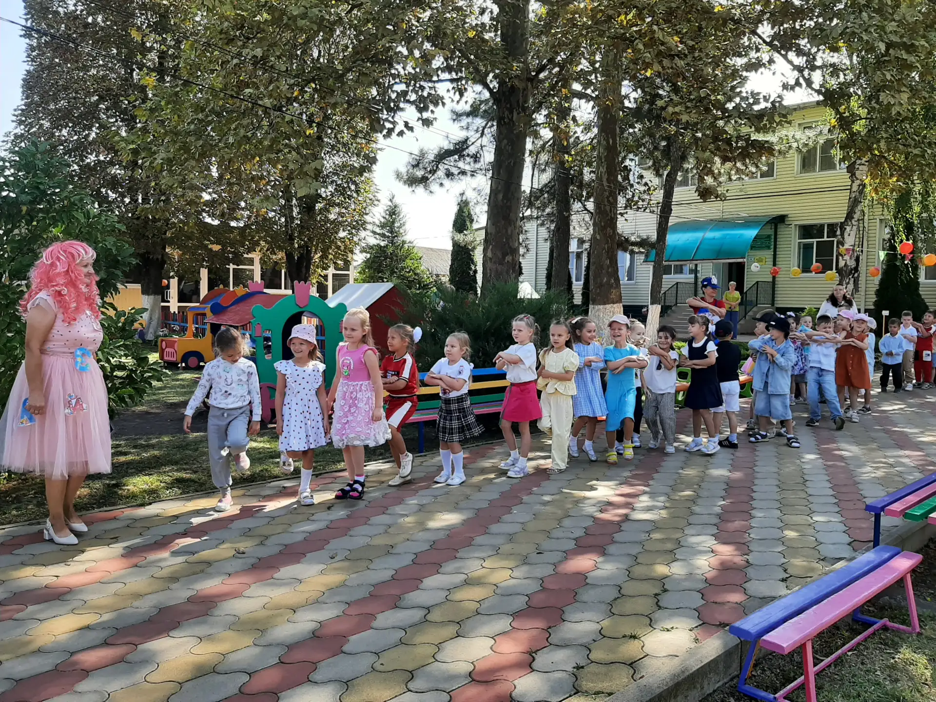 1 сентября в детском саду прошел праздничный День знаний. Утром ребят встречало нарядно...