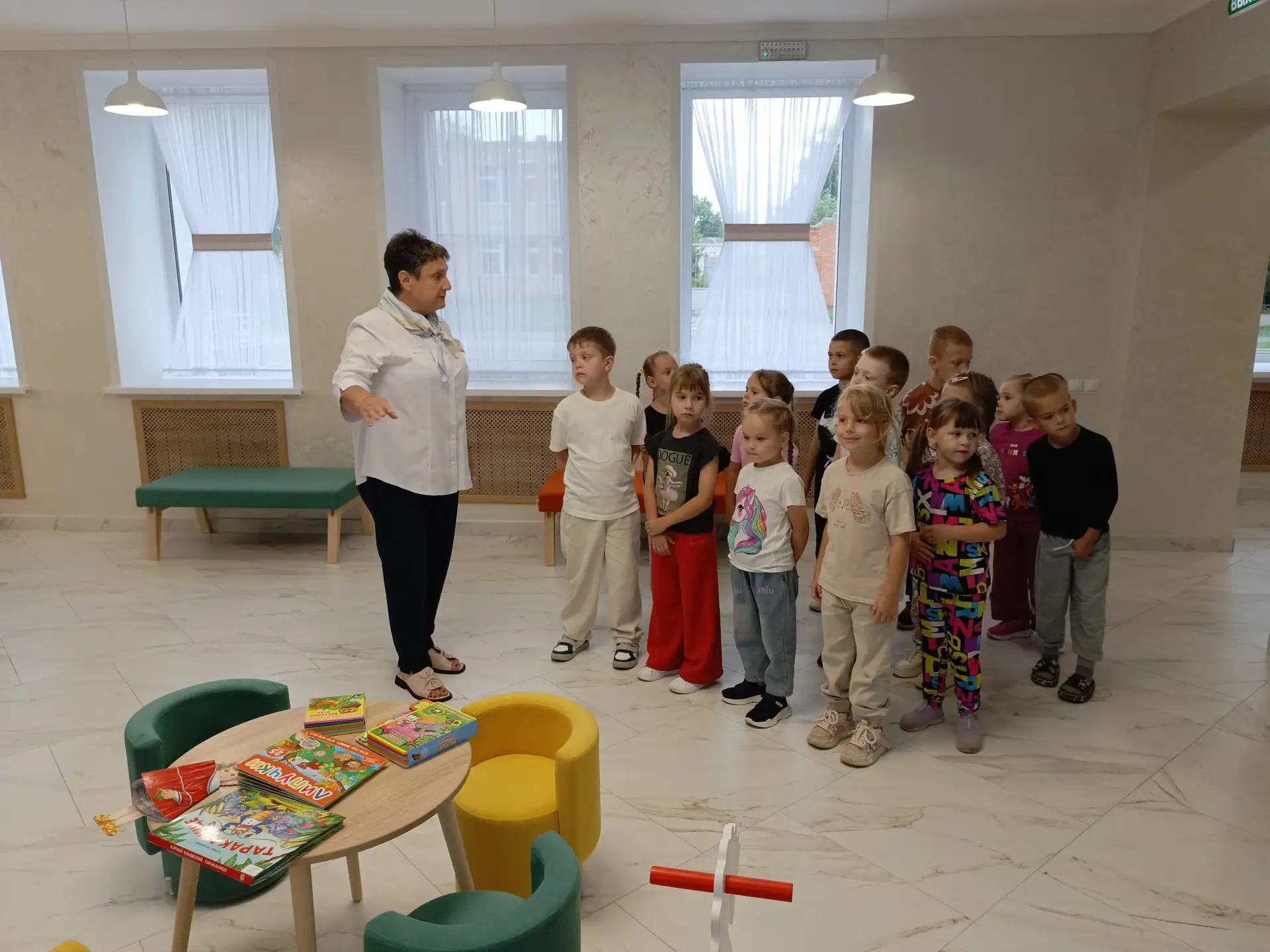 Недавно в нашем городе открылась модельная детская библиотека. Для знакомства с ней спе...