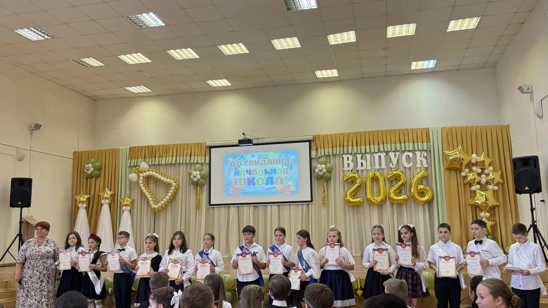 21 мая в актовом зале основного здания Софьинской школы прошли Выпускные праздничные программы для у