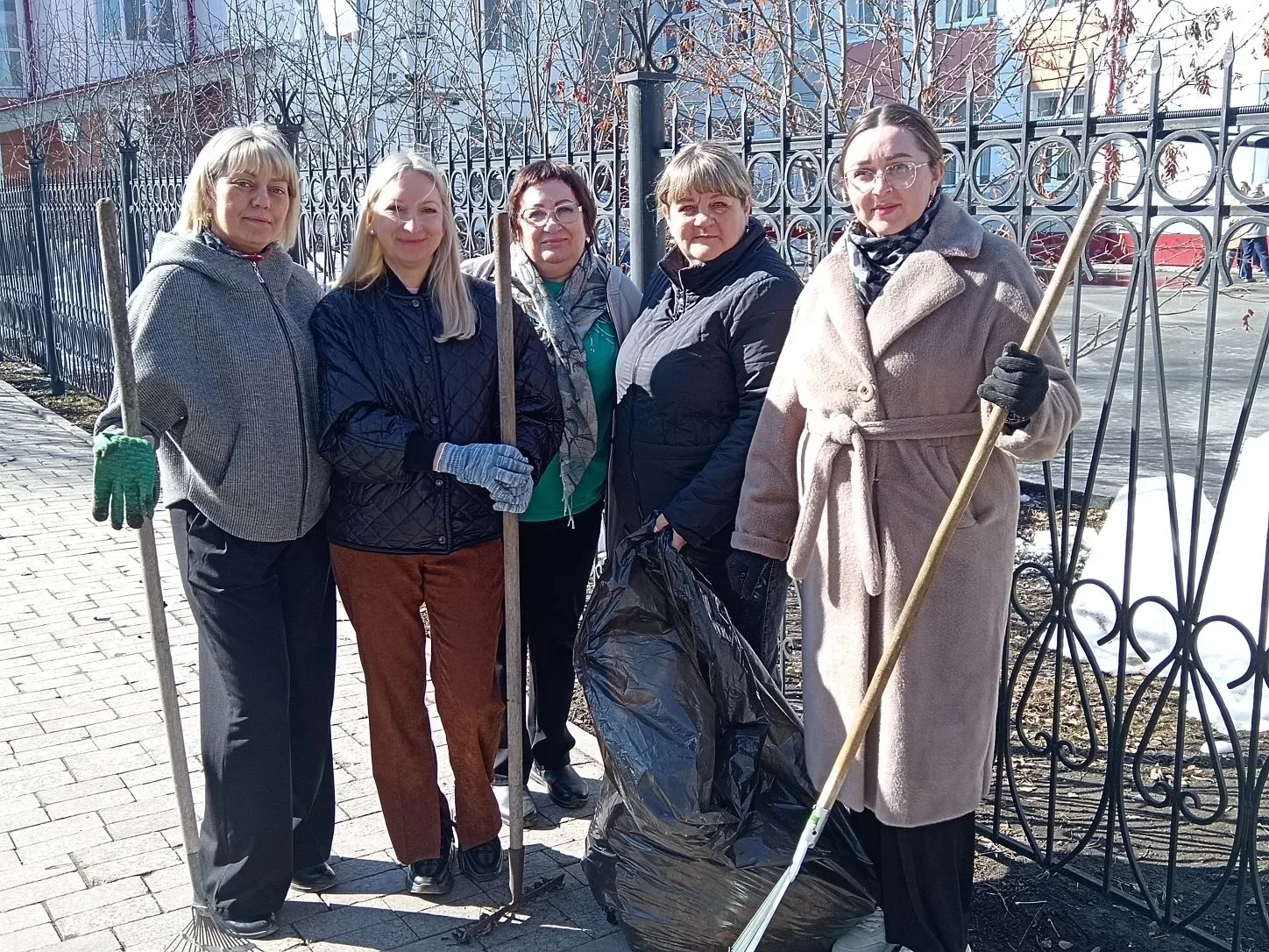 🌳 Коллектив МАОУ СОШ №5 г. Ишима принял активное участие в городской акции «Чистый город»!  Наши пед