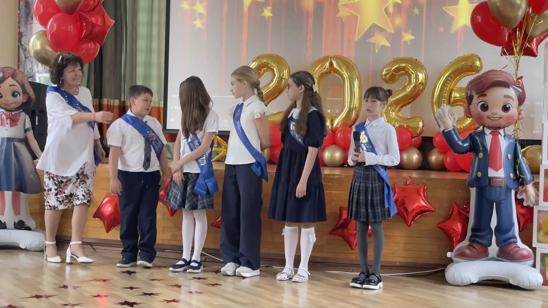 Ну вот и начались выпускные! 🎓✨ 🌹🌹🌹Поздравляем наших замечательных четвероклассников из 4А класса (к
