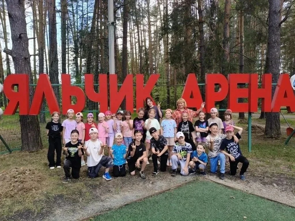 🚀 1 А на Яльчике: космос на бумаге и веселье на площадке! 🚀У первоклассников был по‑настоящему кос