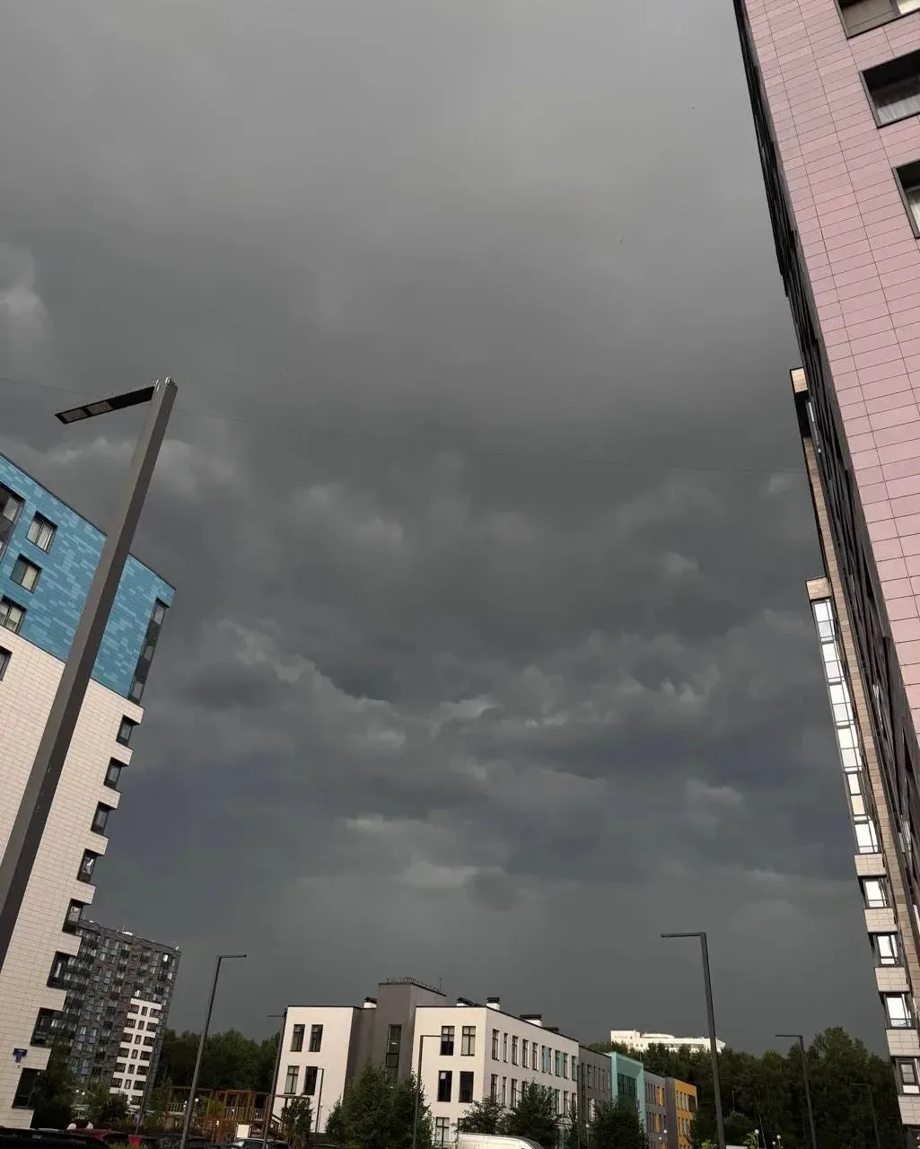 ⚡️Сильная гроза надвигается на Петербург, — МЧС