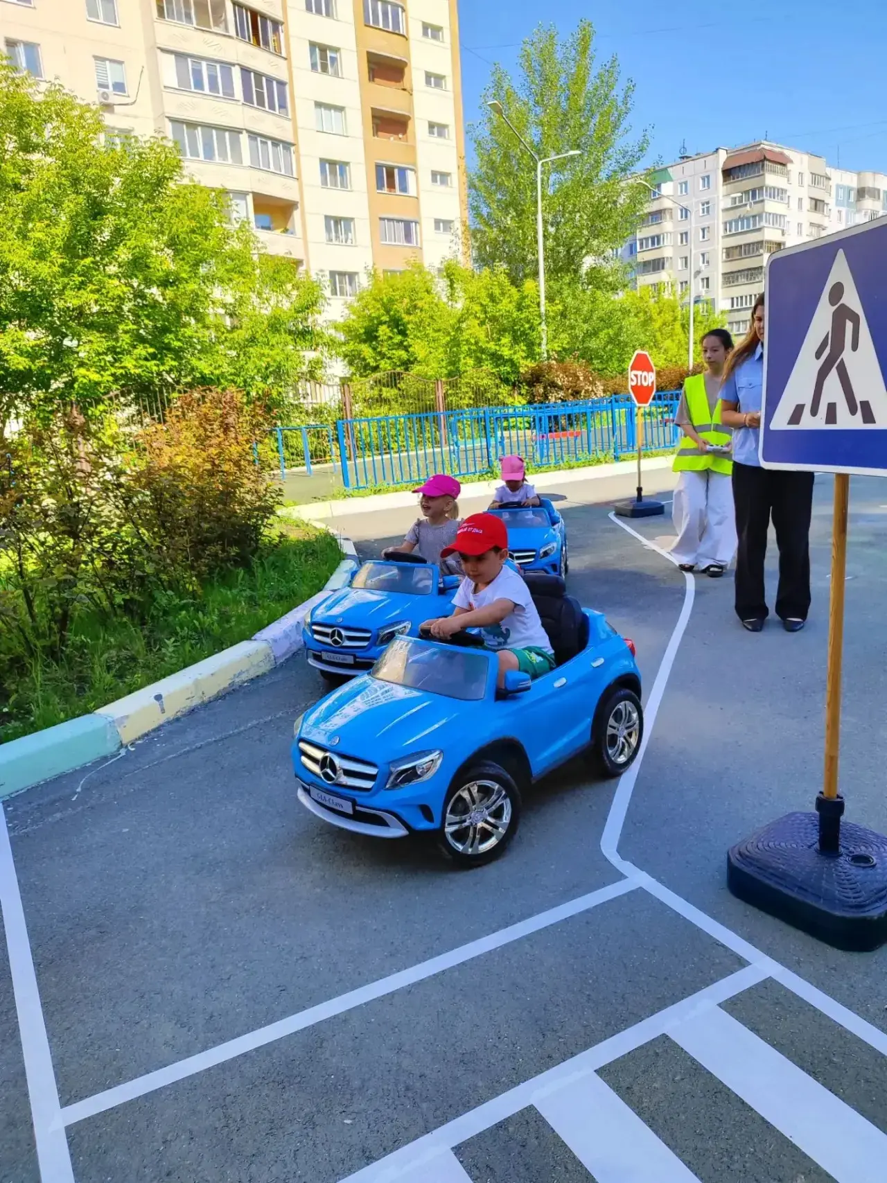 📸 Изучаем ПДД, играя!

Сегодня в саду было шумно и весело — к нам приехал «Веселый светофор»! 🚦
Де