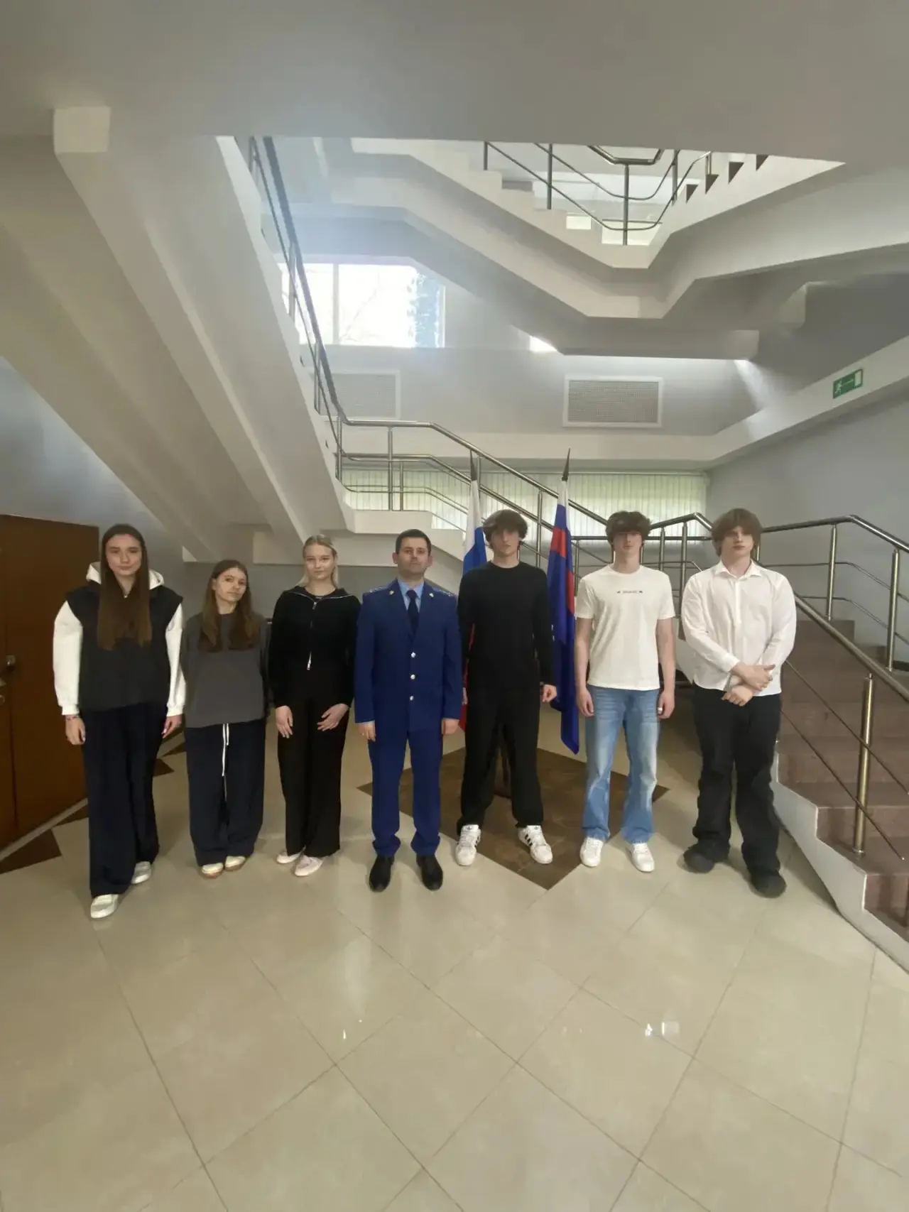 👮‍♂️📜 Встреча с представителями прокуратуры Хостинского района! Сегодня наши ученики гимназии встрет