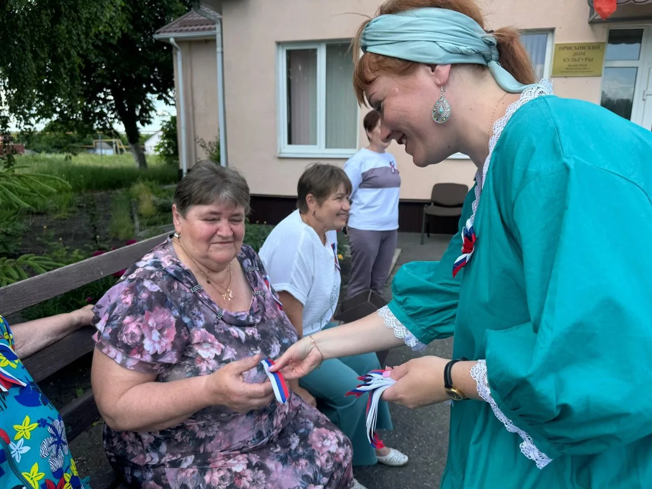 В преддверии Дня России в Центре культурного развития прошла акция «Российский триколор», организова
