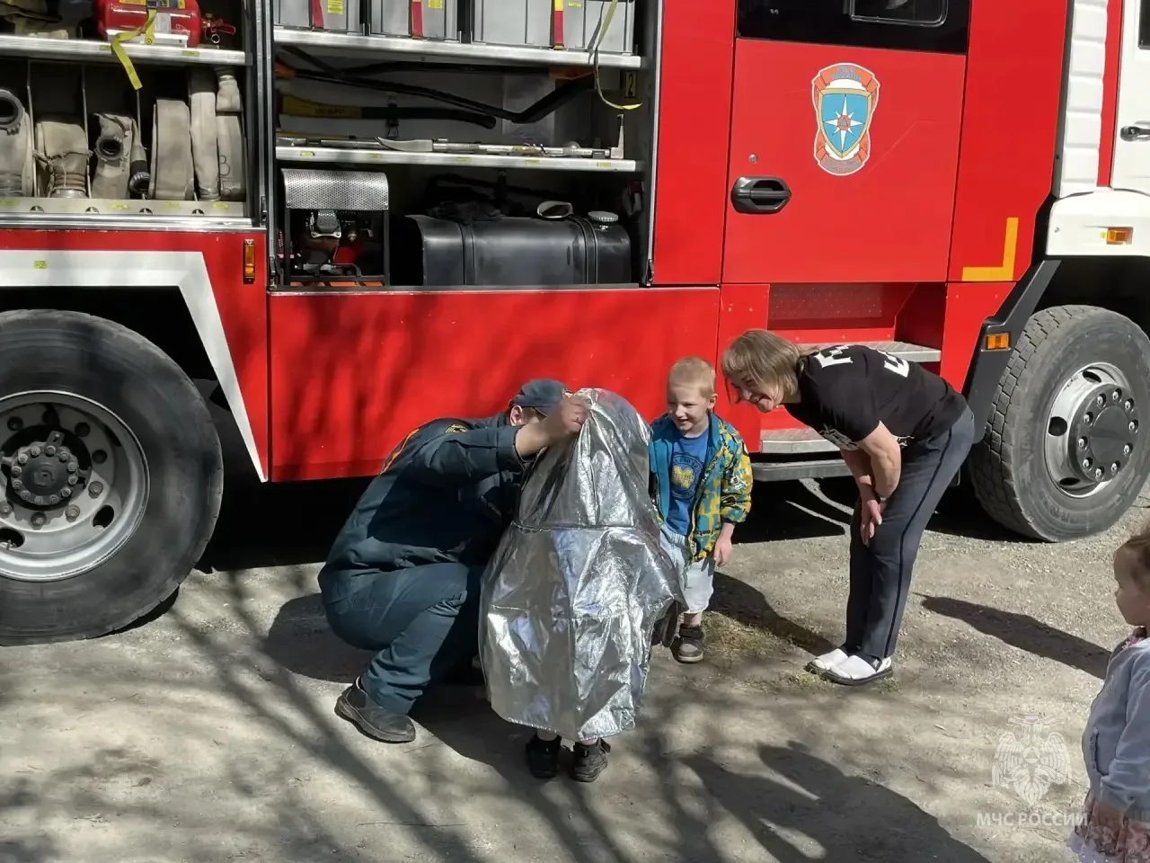 🔥Огнеборцы познакомили ребят с пожарным ремеслом  🚒 В гости к воспитанниками комплексного центра соц