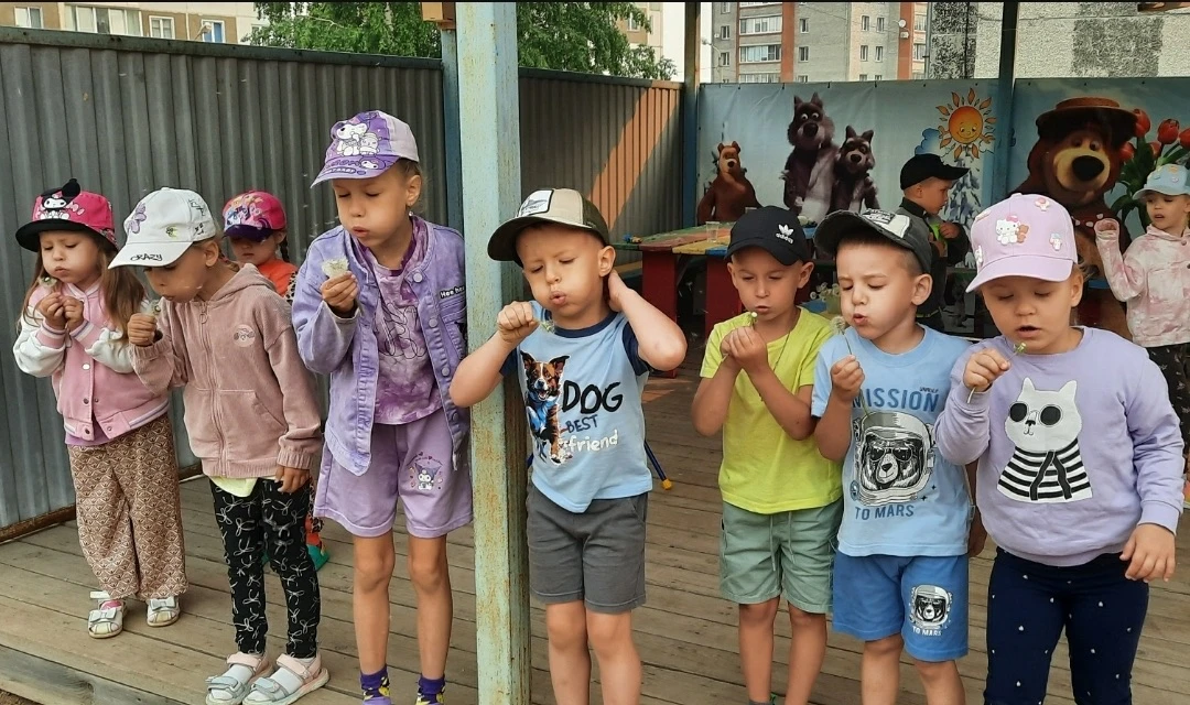 Сегодня во время прогулки ребята из группы «Звёздочки» наблюдали за одуванчиками!

Дети заметили, чт