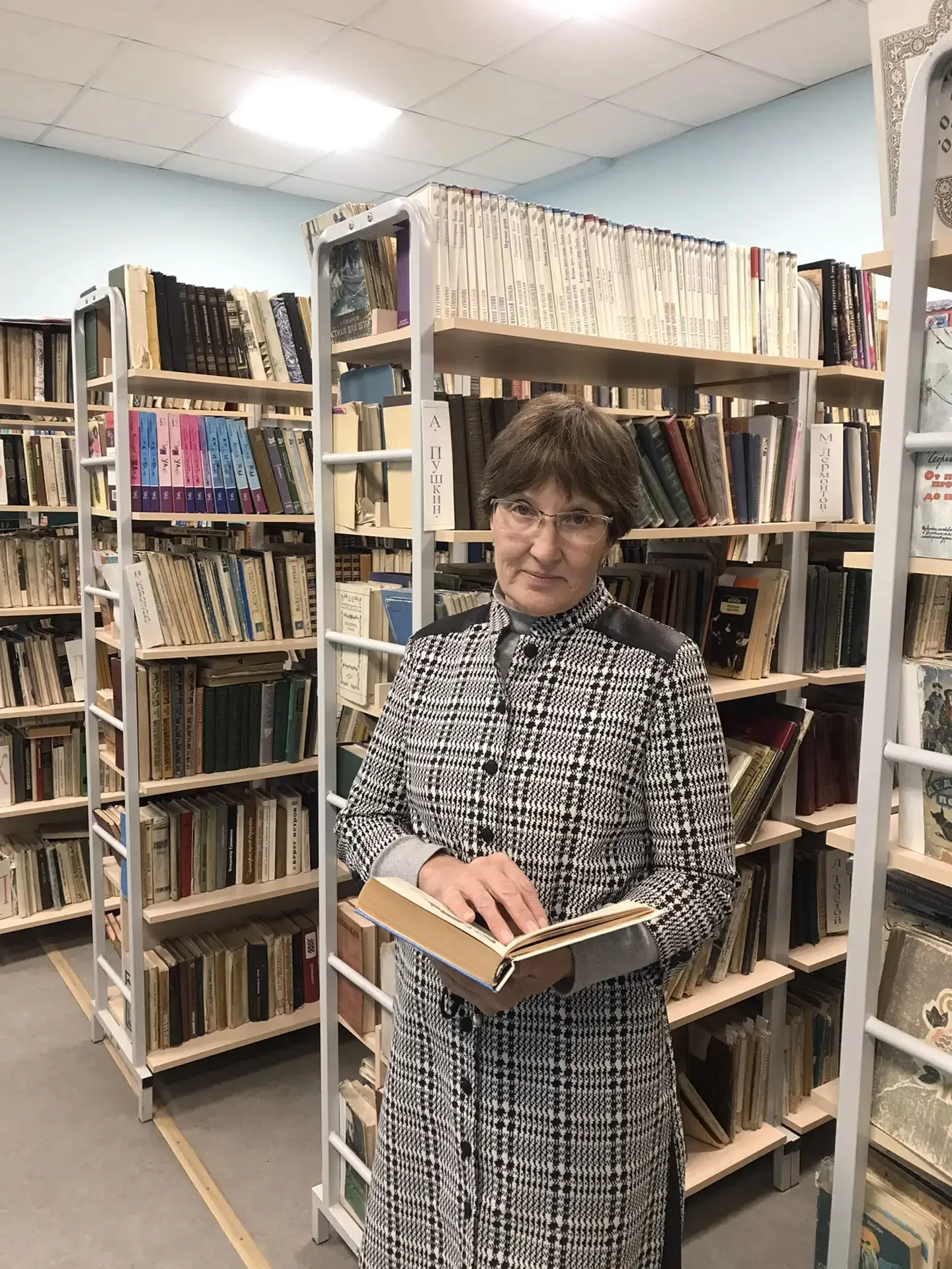 🎉 Поздравляем с Днём Рождения Елену Валерьевну Ушакову — нашего учителя русского языка и литературы
