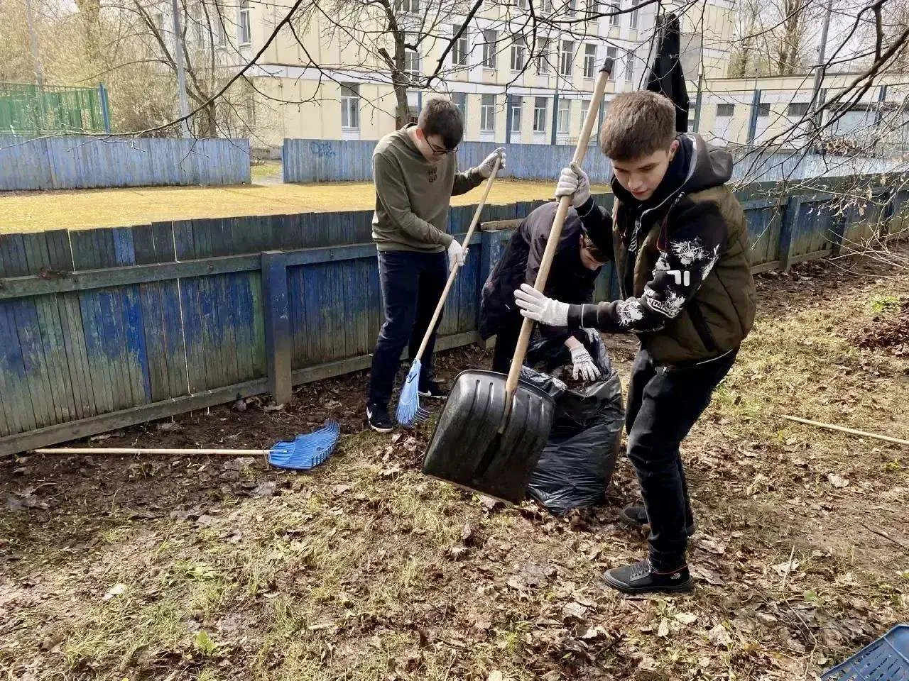 🌿 Субботник с душой: наш волонтёрский отряд наводит чистоту! 🌿  Наш школьный волонтёрский отряд выше