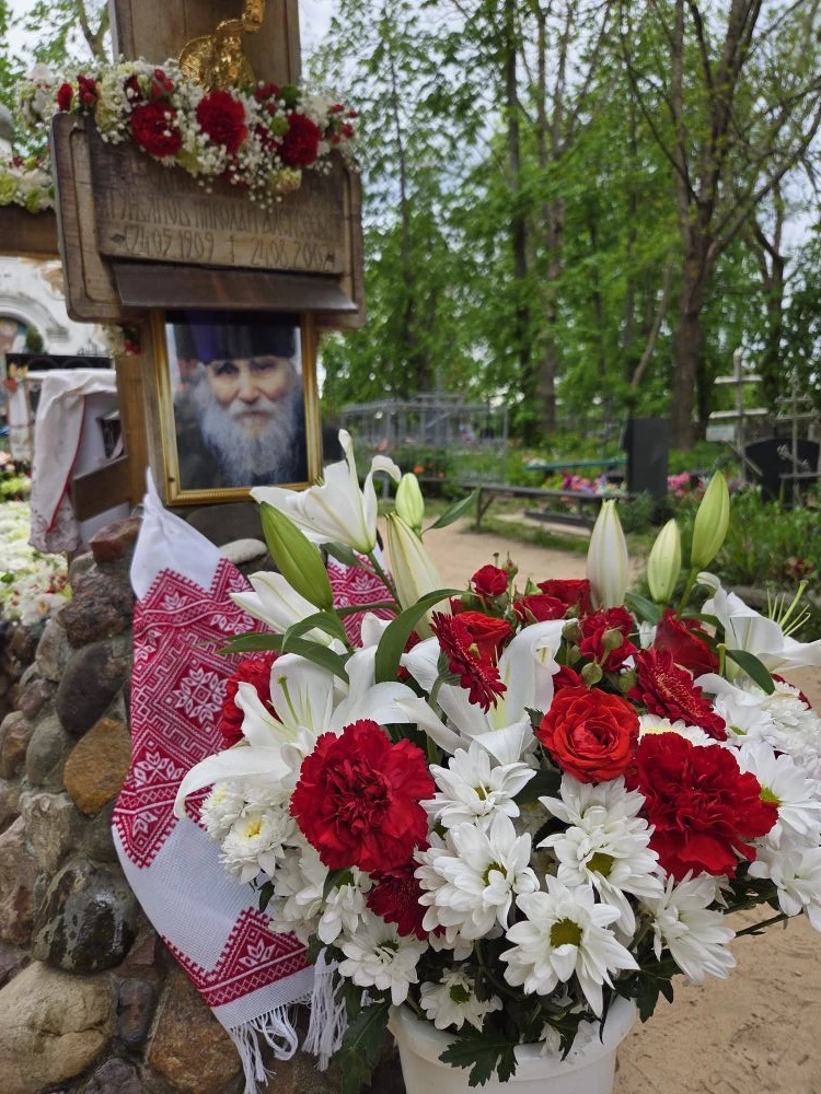 День рождения батюшки Николая. В эти дни могилка старца на островном кладбище становится похожа на р