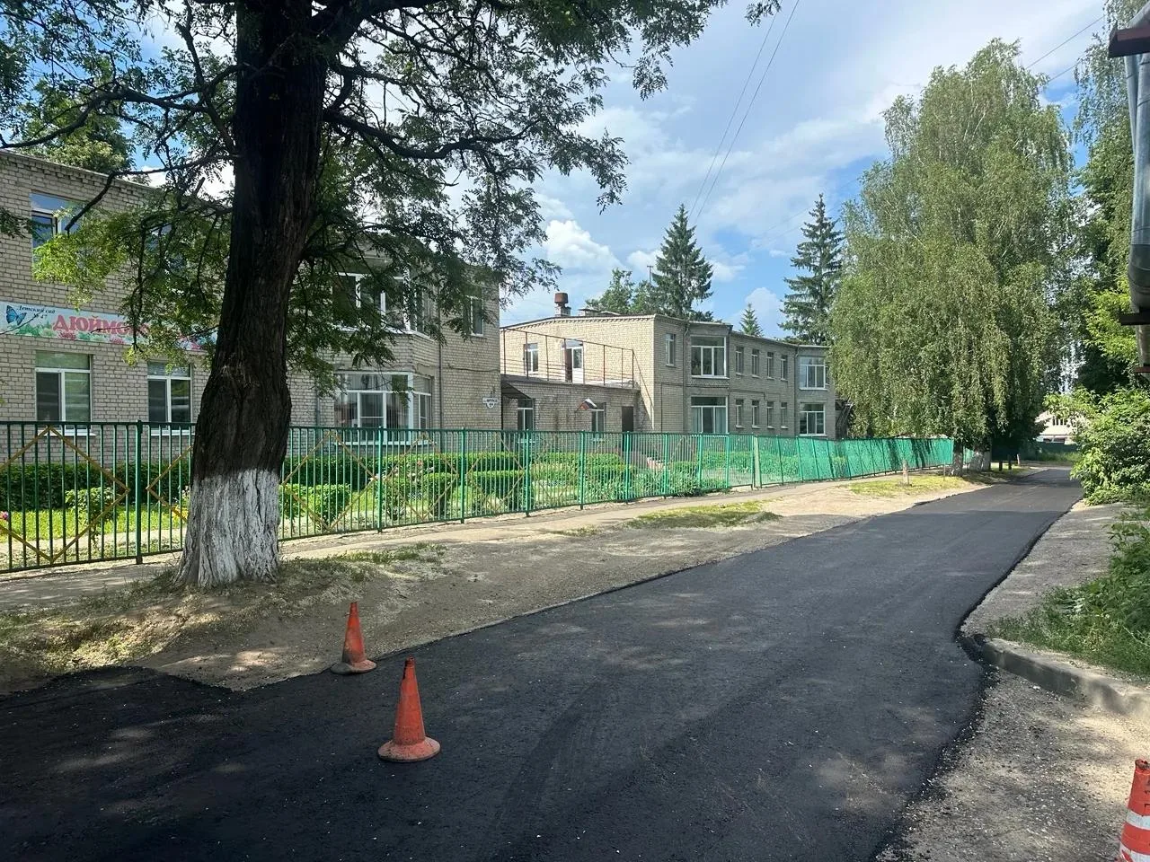 Дорогу к «Дюймовочке» обновили

К детскому садику «Дюймовочка», что по ул. Фрунзе, теперь ведёт нова