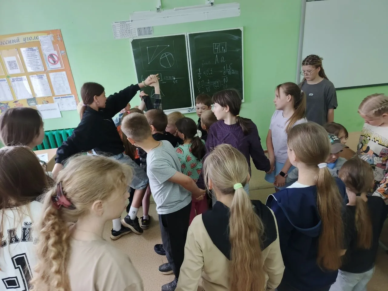 🌳...среди бесконечных лесов и полей затерялся единственный прекрасный терем в стране П...