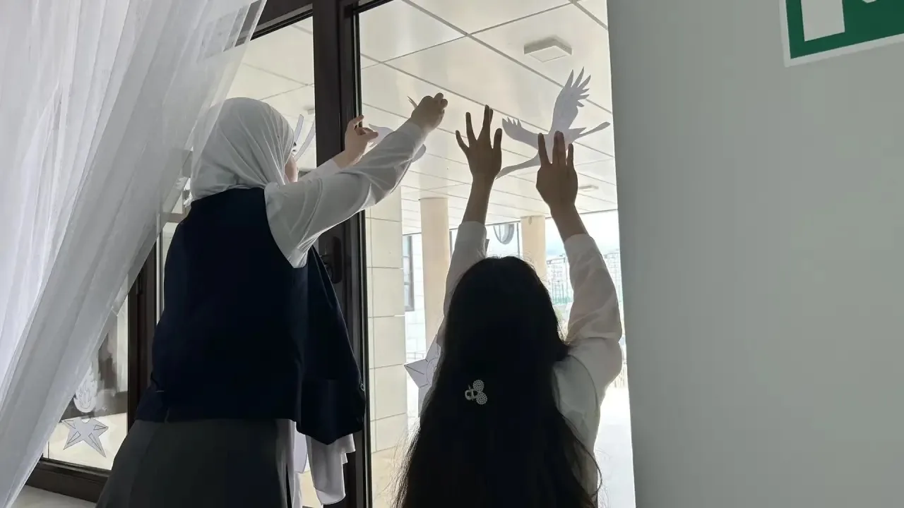 🌟 Активисты нашего лицея оформили «Окна Победы» — в каждом стекле отразилась память о подвиге! 🕊️ Чт