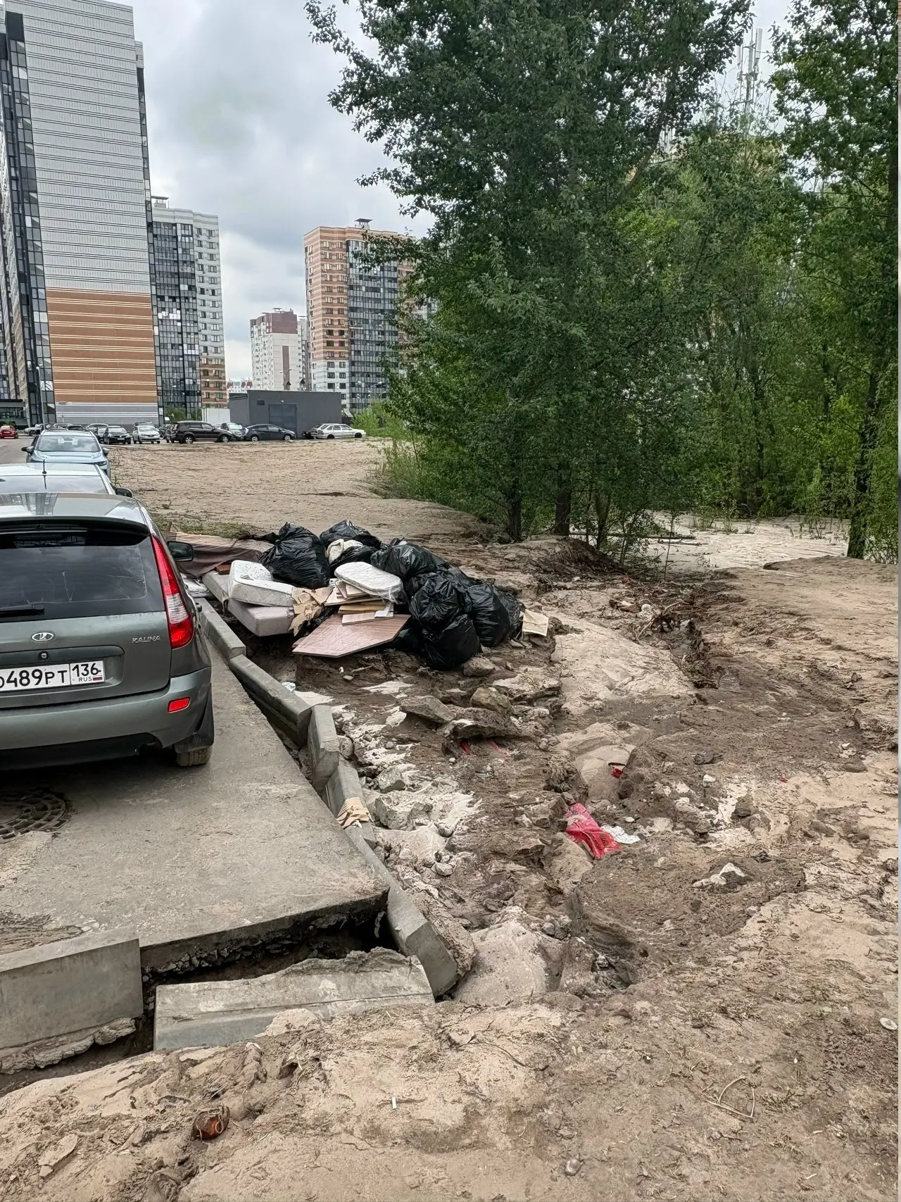 Вчера сильно размыло на углу дома 25Б/8, что аж собранные нами мусорные мешки смыло вниз по склону. 