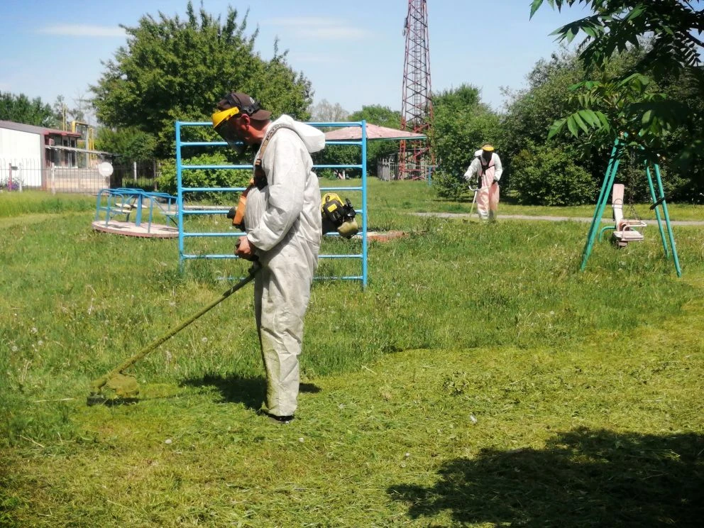 🍀Работники МАУ «КСС» приступили к сезонному покосу травы на детских площадках Графовск...
