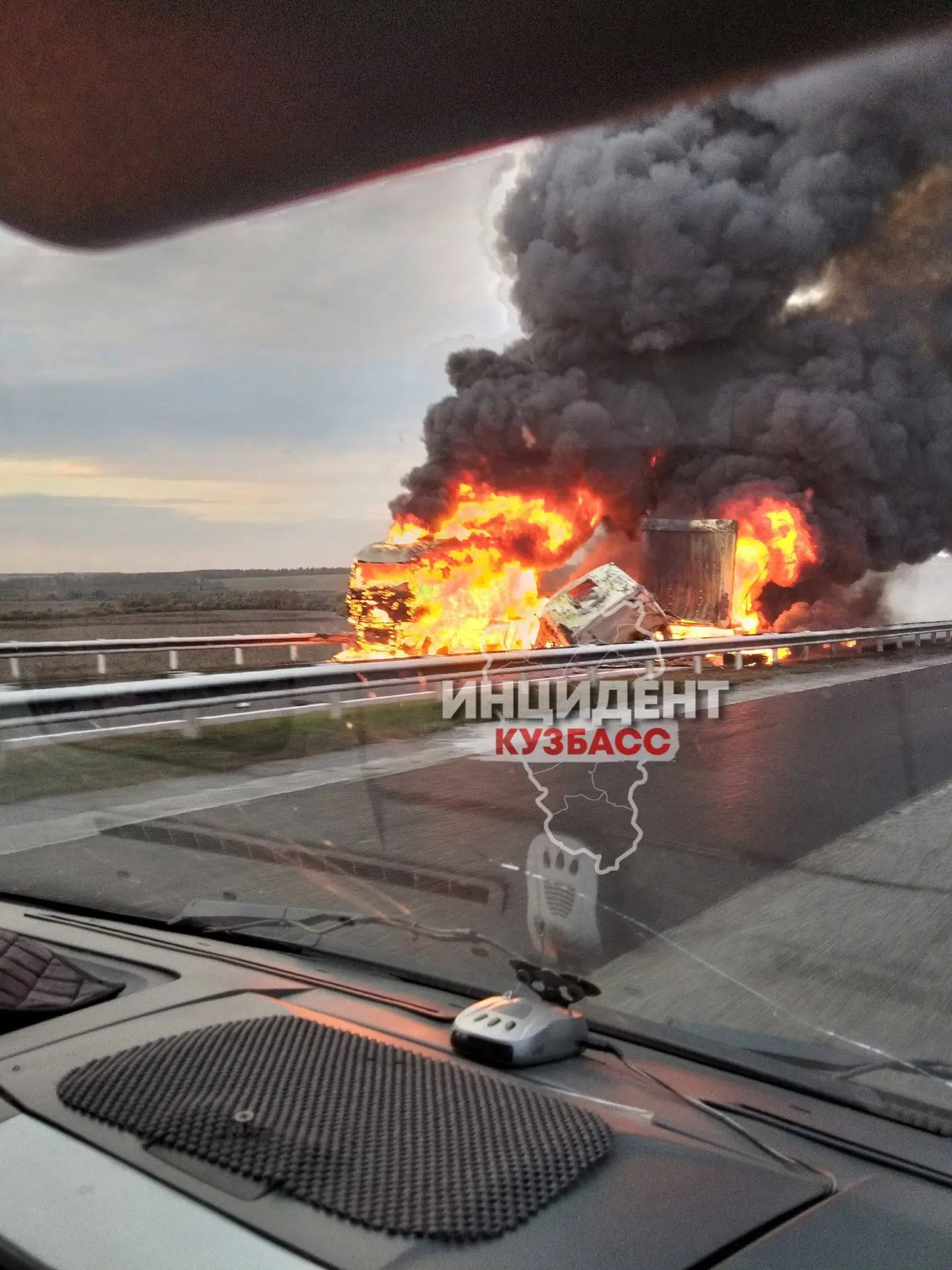 🔥 Подписчики делятся кадрами вчерашнего ДТП на трассе Кемерово-Новокузнецк
