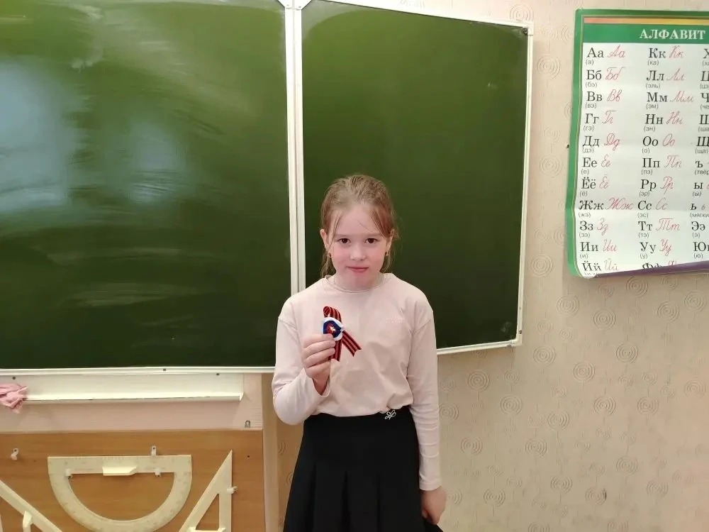 📍 Вчера в 1 Е классе прошëл мастер-класс по изготовлению декоративной броши с использованием символа