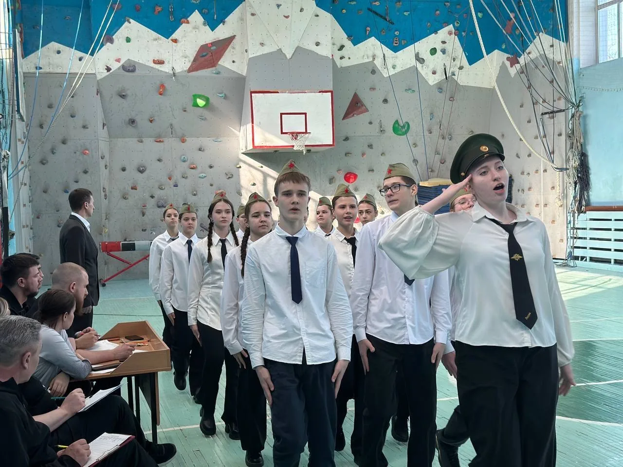 🪖🎖️Школьный смотр строя и песни  17 февраля в нашей школе прошел смотр строя и песни, который стал ч